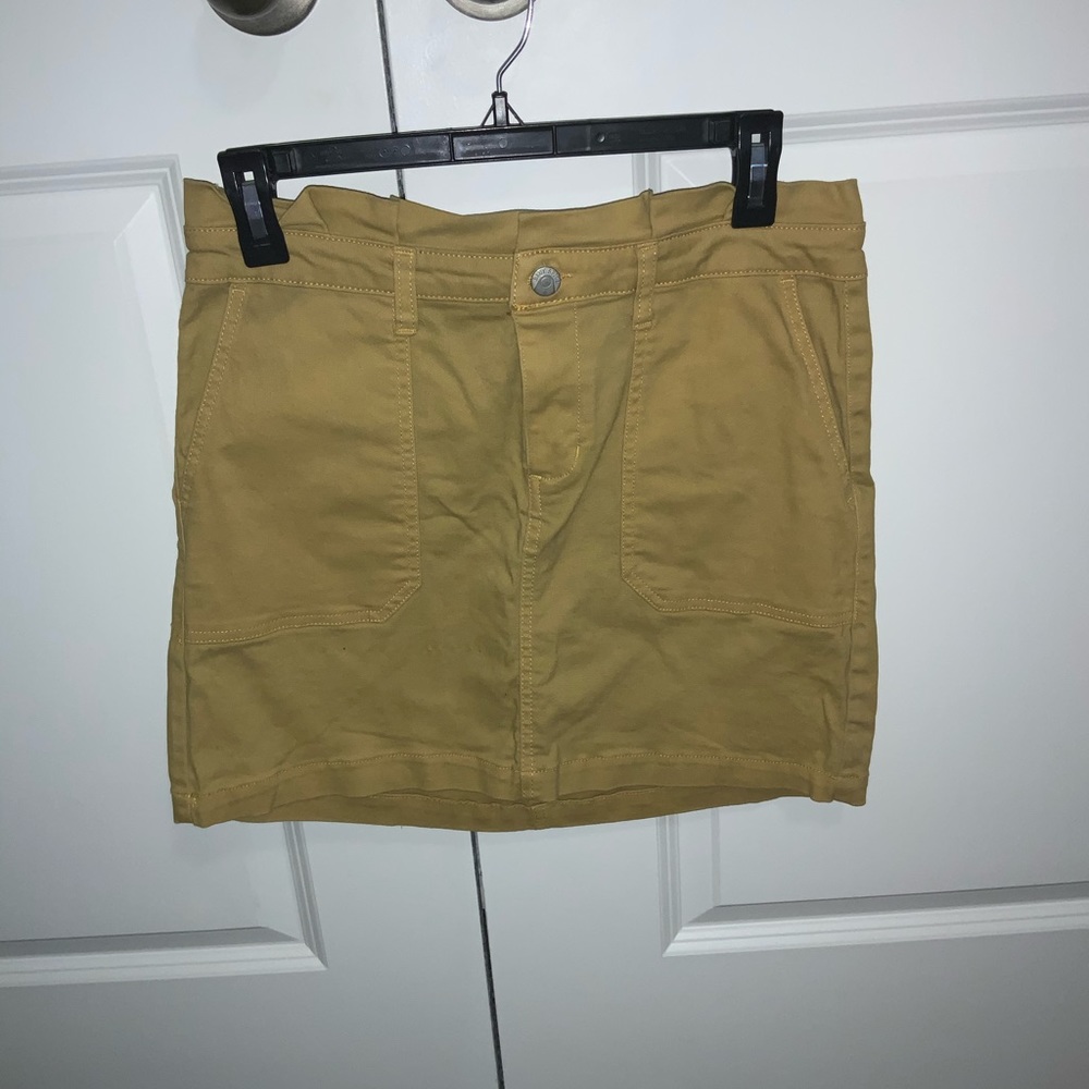 Size 9 yellow skirt.
